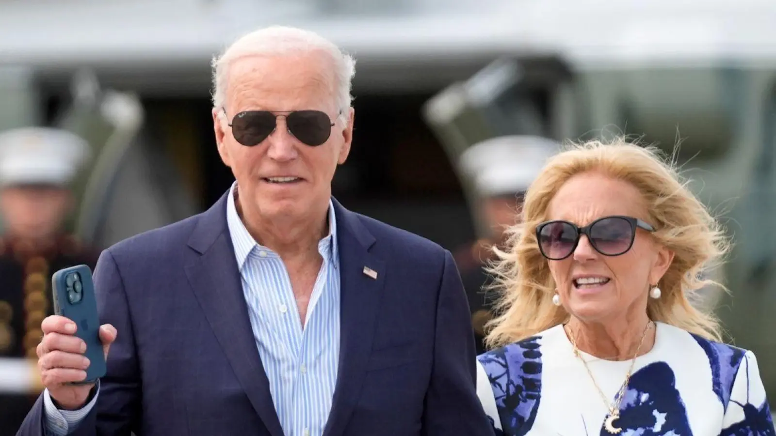 US-Präsident Joe Biden und First Lady Jill Biden kommen mit der Marine One am East Hampton Airport an. (Foto: Evan Vucci/AP/dpa)