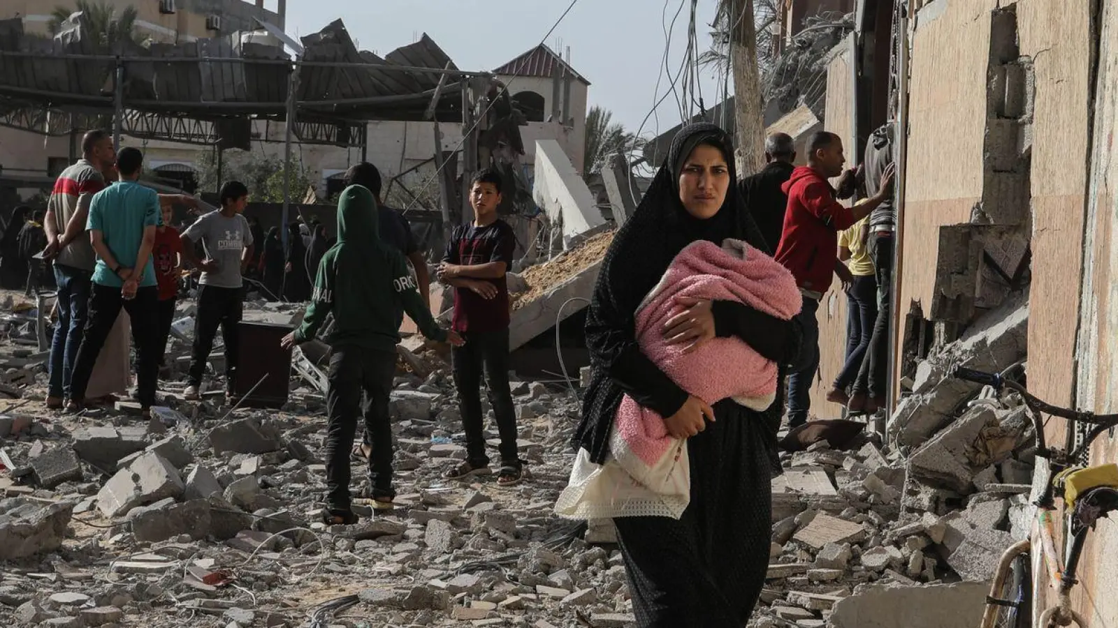 Vor einem erwarteten Militäreinsatz hat Israels Armee mit der Evakuierung der Stadt Rafah begonnen. Ägypten befürchtet viele Binnenflüchtlinge. (Foto: Abed Rahim Khatib/dpa)