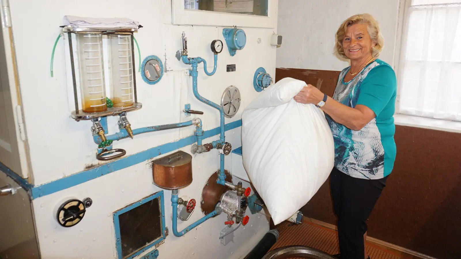 Ihre Bettfedernreinigungsmaschine – eine Wallmeyer mit Baujahr 1952 und einem stolzen Gewicht von 750 Kilogramm – hat Anna Schnapp nie im Stich gelassen. (Foto: Andrea Walke)