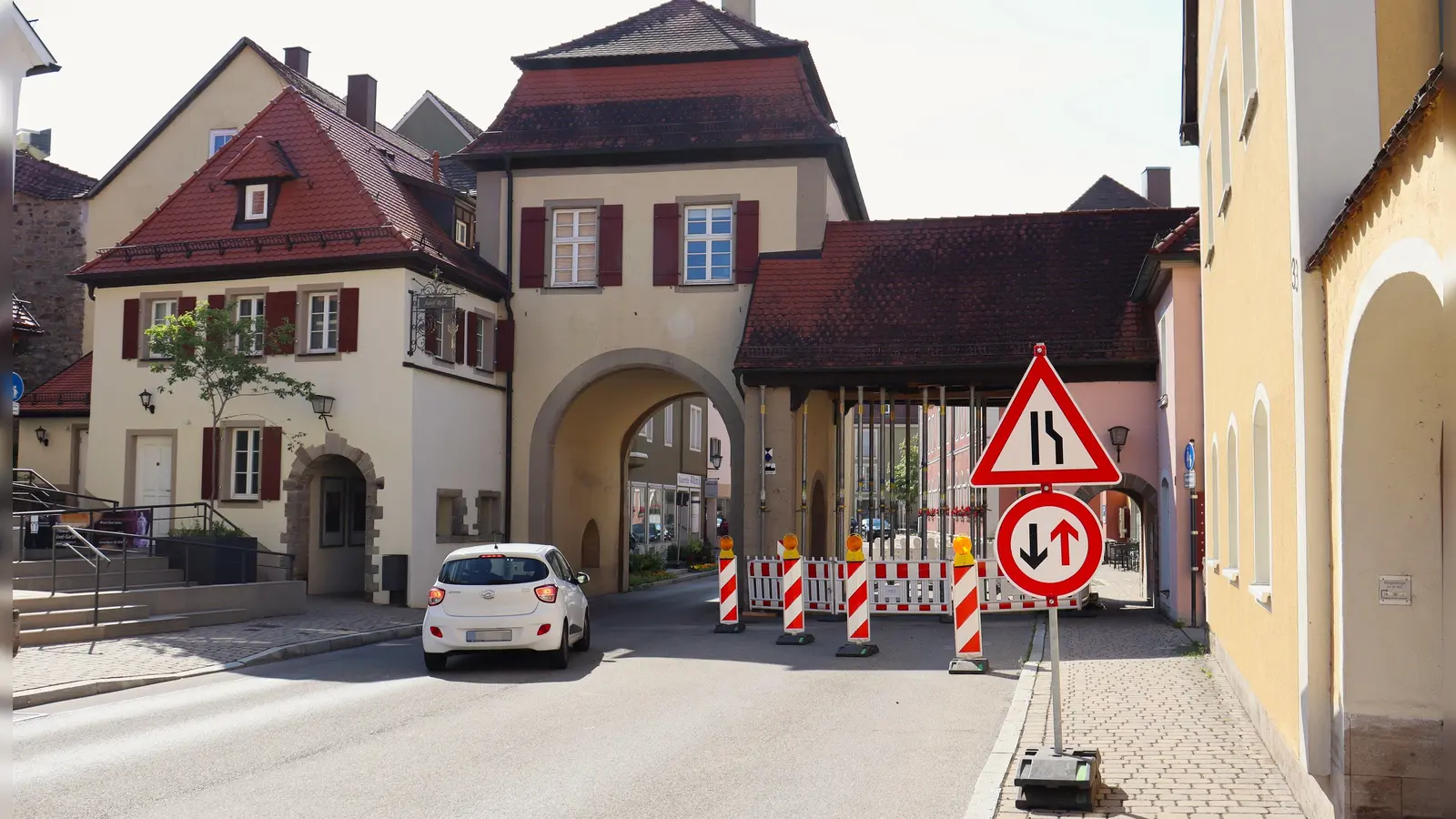 Das Obere Tor in Feuchtwangen ist nun wieder in beide Richtungen befahrbar. (Foto: Antonia Müller)