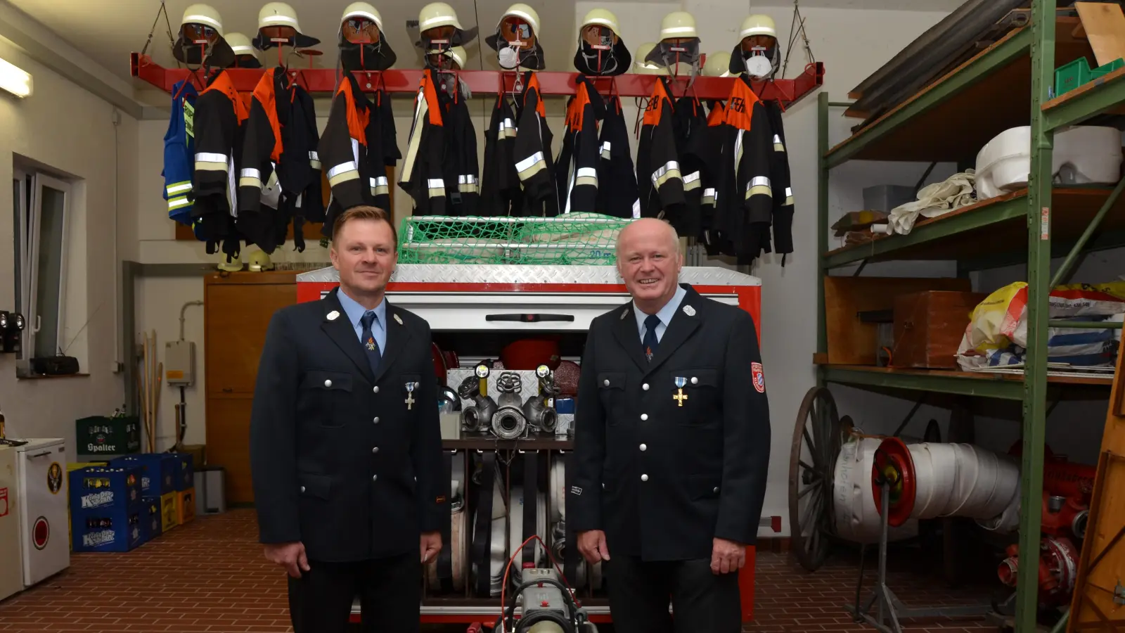 Der Kommandant der Freiwilligen Feuerwehr Kleinhabersdorf, Bernd Feimer (links), und sein Stellvertreter Hans Büchler gehen in der Konstellation in die zweite sechsjährige Amtszeit und wollen sich dafür einsetzen, die Eigenständigkeit ihrer Ortsteilwehr zu erhalten. (Foto: Yvonne Neckermann)