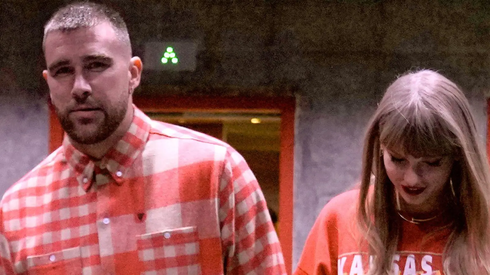 Travis Kelce von Kansas City Chiefs und Popstar Taylor Swift sind ein Paar. (Foto: Charlie Riedel/AP/dpa)