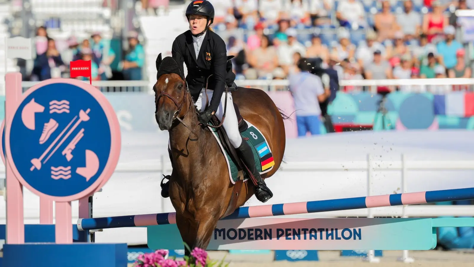 Fünfkämpferin Annika Zillekens strauchelt beim Reiten. (Foto: Rolf Vennenbernd/dpa)