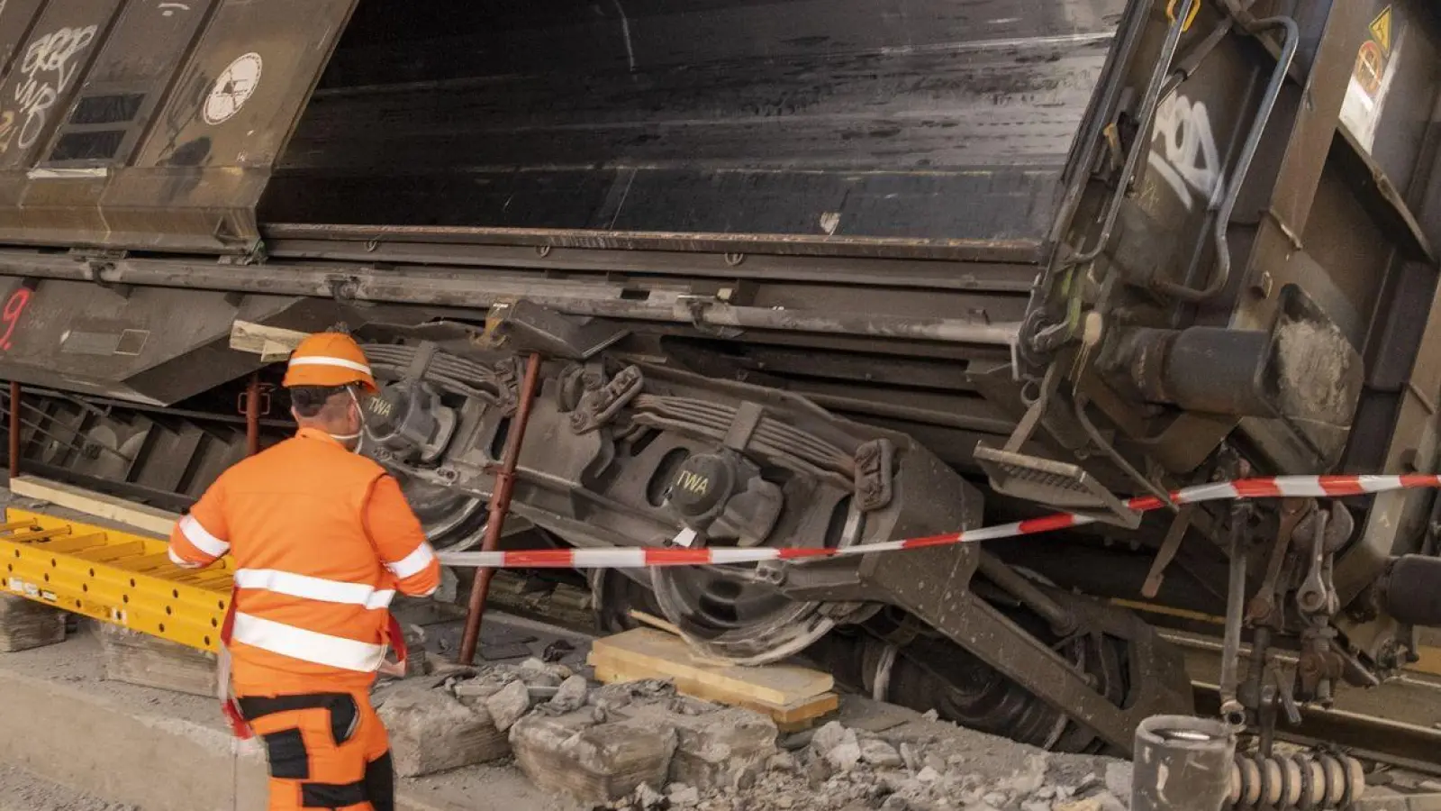 Verunglückte Güterwagen stehen am Unfallort im Gotthard Basistunnel anlässlich einer Medienführung an der Unfallstelle. (Foto: Urs Flueeler/KEYSTONE/dpa/Archivbild)