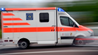 Die Rettungskräfte werden zu einem Unfall gerufen: Eine Frau erliegt ihren Verletzungen, eine andere muss ins Krankenhaus. (Symbolbild) (Foto: Hendrik Schmidt/dpa-Zentralbild/dpa)