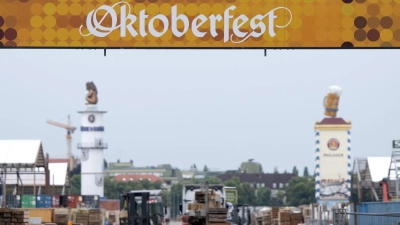 Auf der Theresienwiese laufen letzte Arbeiten vor dem Wiesn-Start. (Archivfoto) (Foto: Sven Hoppe/dpa)