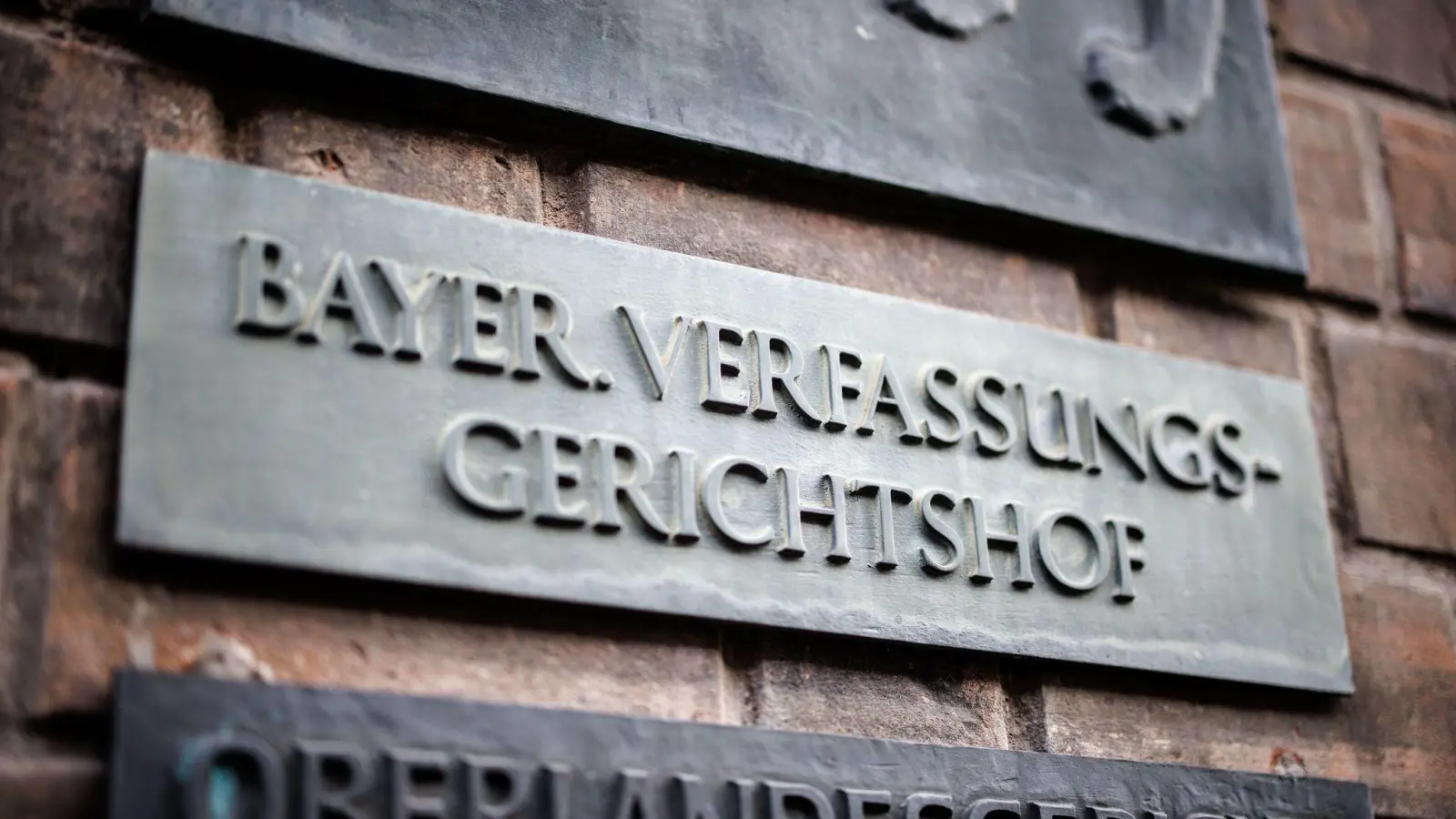 Alle Fraktionen im Landtag haben das Recht, Kandidaten für das Amt des ehrenamtlichen Richters am Verfassungsgerichtshof zu benennen. (Archivbild) (Foto: Matthias Balk/dpa)