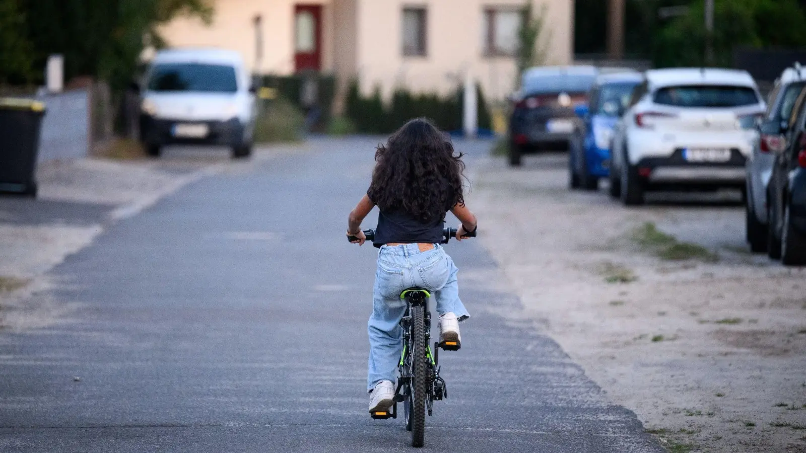 Sara fährt mit einem Fahrrad auf einer Straße in Berlin-Spandau. Die 12-jährige Gymnasiastin hat die häufigste Art von Kinderrheuma (juvenile idiopathische Arthritis). (Foto: Bernd von Jutrczenka/dpa)