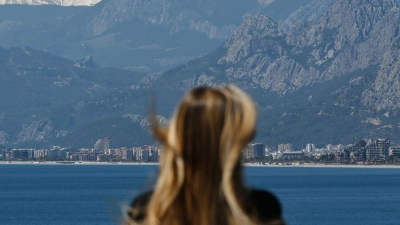 Die Aussicht genießen: Die Aussichtsplattform des Alten Hafens von Antalya mit Blick auf die schneebedeckten Berggipfel. (Foto: Marijan Murat/dpa)