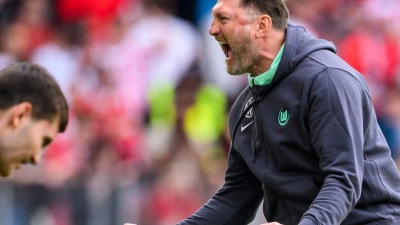 Große Freude bei Ralph Hasenhüttl (r): Der Sieg gegen Freiburg bedeute mehr als drei Punkte, so der Trainer der Wolfsburger. (Foto: Tom Weller/dpa)