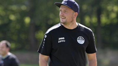 Das kurzärmelige Shirt zeigt: Das Lächeln von Eybs Trainer Tobias Zippold stammt nicht von diesem Sonntag. Es dient aber als Symbolbild, denn der ESV Ansbach holte seinen ersten Rückrundensieg. (Foto: Martin Rügner)