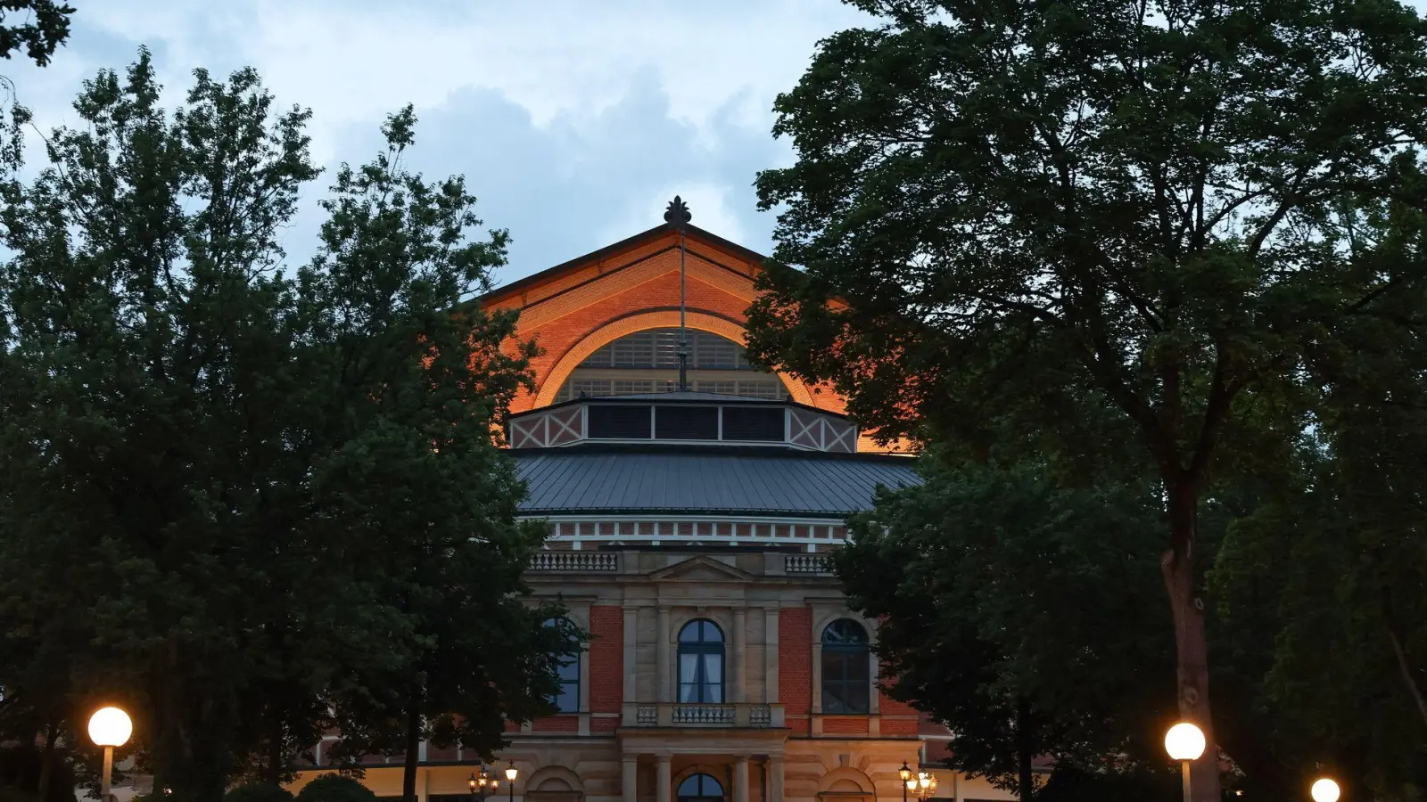 Den öffentlichen Haushalten geht es schlecht - die Bayreuther Festspiele müssen deshalb sparen. (Archivbild) (Foto: Daniel Löb/dpa)