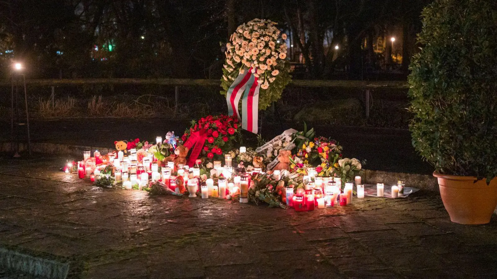 Mit Kerzen und Blumen wird an die Opfer erinnert. (Foto: Daniel Vogl/dpa)