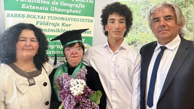 Nora Borbely (Zweite von links) mit ihrer Mutter Izabella, ihrem Bruder Androsch und ihrem Vater Andor (rechts) bei der Feier zum Abschluss ihres Bachelorstudiums. (Repro: Antonia Müller)