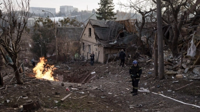 Rettungskräfte treffen an Silvester in einem Wohngebiet in Kiew ein, das nach ukrainischen Angaben bei einem russischen Angriff getroffen wurde. (Foto: Roman Hrytsyna/AP/dpa)