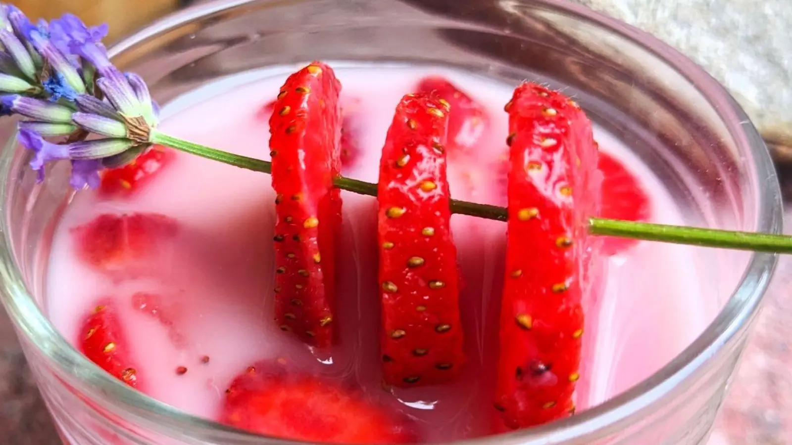 Ein Lavendelzweig mit drei aufgespießten Erdbeerscheiben verpassen dem Dessert einen zusätzlichen Pfiff. (Foto: Doreen Hassek/hauptstadtkueche.blogspot.com/dpa-tmn)