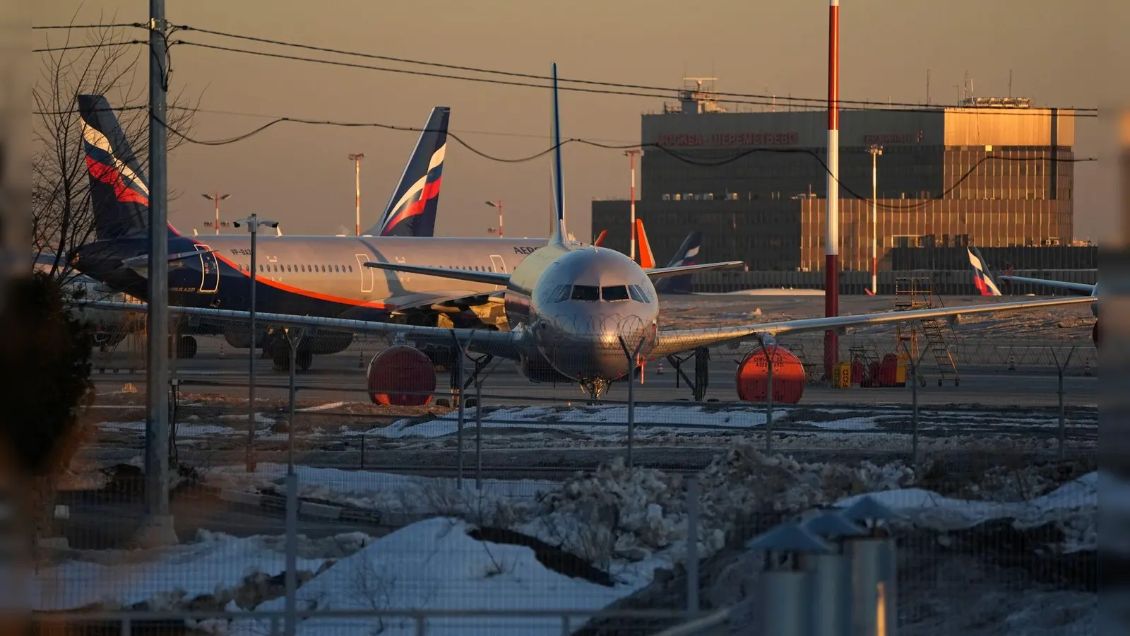 Auf Flughäfen der russischen Hauptstadt kommt es immer wieder zu vorübergehenden Verboten von Starts und Landungen aus Sicherheitsgründen, wenn etwa die Flugabwehr im Einsatz ist. (Archivbild) (Foto: Pavel Golovkin/AP/dpa)