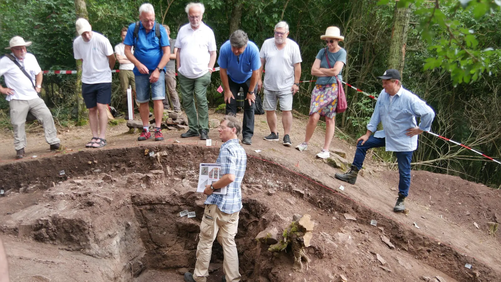 Professor Frank Falkenstein hat mit einer Gruppe von Studierenden ganz schön geackert. Er stellte einer Gruppe von Interessierten aus der Umgebung die Ergebnisse der Grabungen am Bullenheimer Berg vor. (Foto: Ulli Ganter)