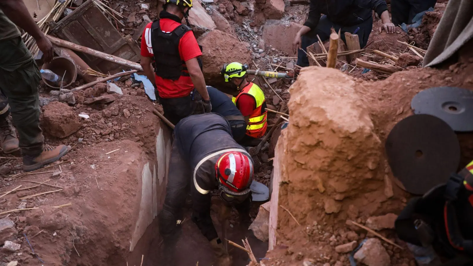 Rettungskräfte suchen in der Stadt Ouirgane nach Überlebenden. (Foto: Khaled Nasraoui/dpa)