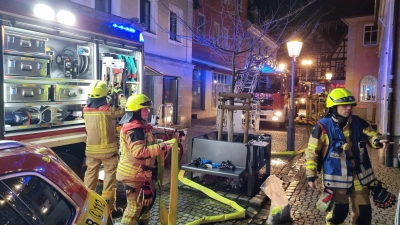 Bei dem Einsatz wurden am Samstagmorgen sechs Personen über die Drehleiter gerettet. Jetzt wird gerätselt: War es Brandstiftung? (Foto: Rainer Weiskirchen)