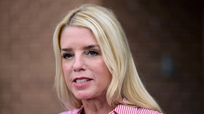 Mit Pam Bondi soll eine ehemalige Generalstaatsanwältin von Florida das Justizministerium führen. (Archivbild) (Foto: Derik Hamilton/AP/dpa)