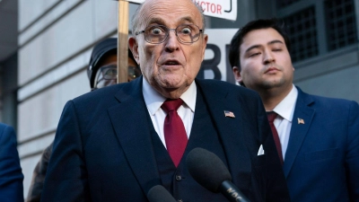 New Yorks Ex-Bürgermeister Giuliani ist für skurrile öffentliche Auftritte bekannt. (Foto: Jose Luis Magana/AP/dpa)
