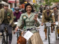 Durch London im Retro-Stil: Traditionell britisch gekleidet, vorzugsweise Tweed, und mit klassischen Fahrrädern sind die Teilnehmer des jährlichen „Tweed Run“ unterwegs. (Foto: Jeff Moore/PA Wire/dpa)