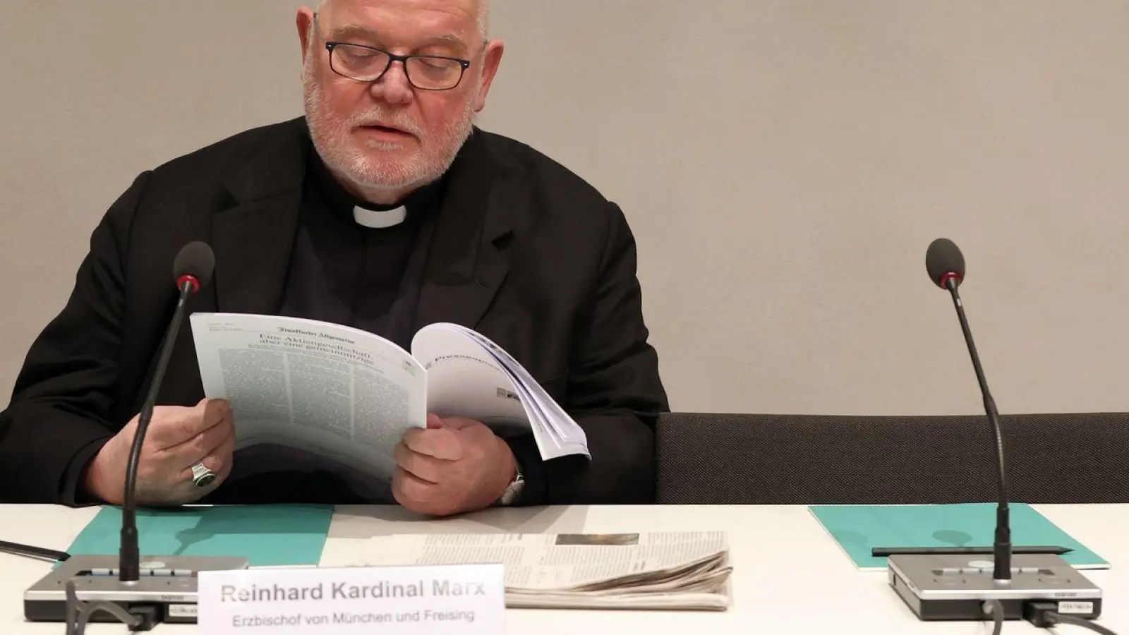 Kardinal Reinhard Marx, Erzbischof von München und Freising, sitzt bei Eröffnung der Deutschen Bischofskonferenz. (Foto: Karl-Josef Hildenbrand/dpa)