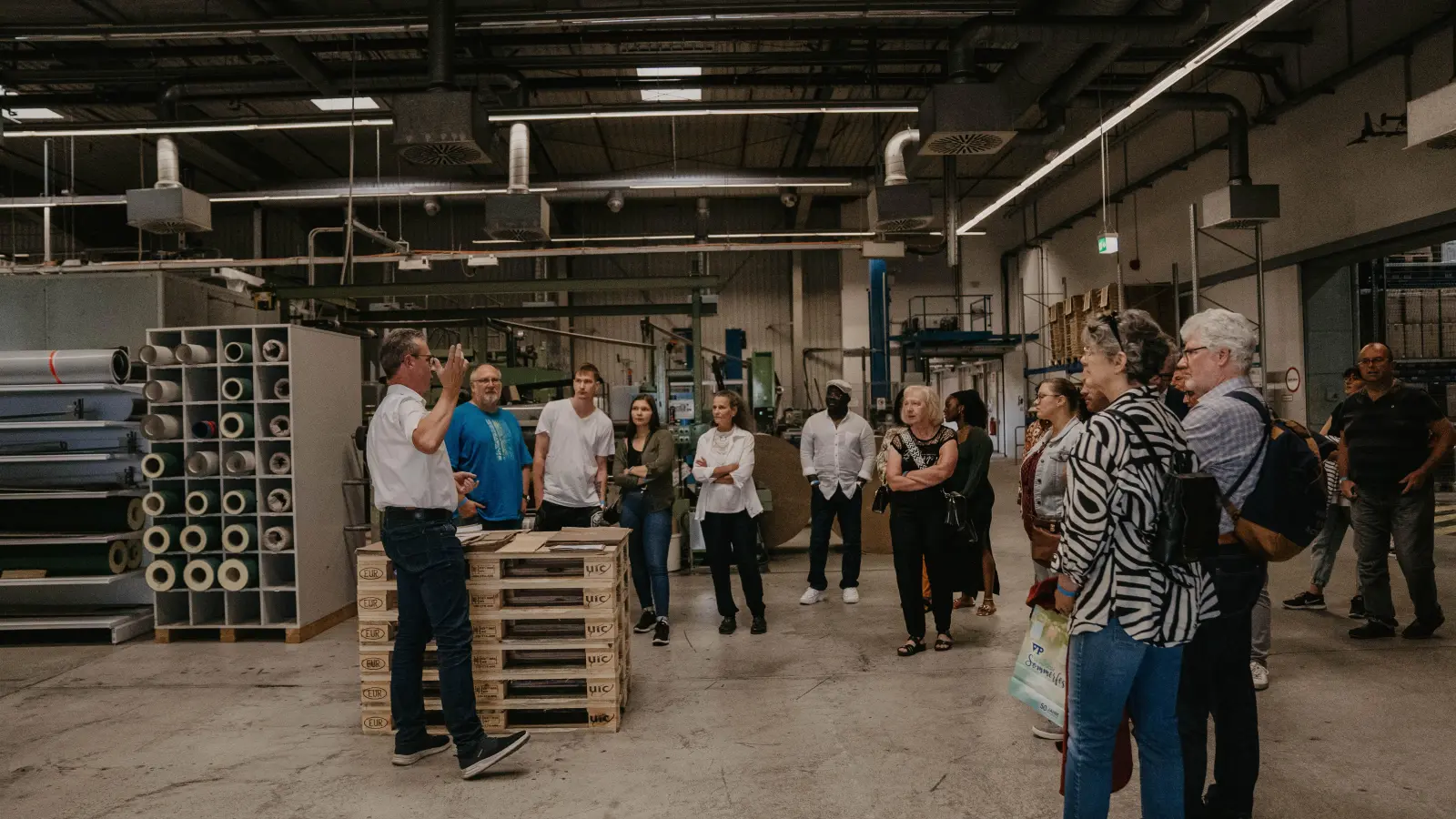 Bei Betriebsführungen im Rahmen der 50-Jahr-Feier bekamen Besucherinnen und Besucher Einblicke in die Produktionshallen des Unternehmens. (Foto: Vereinigte Papierwarenfabriken Feuchtwangen/Saskia Schmidt)