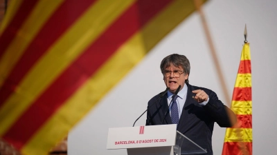 Nach der Rede verschwand Puigdemont von der Bildfläche. Die Polizei leitete eine Großfahndung ein. (Archivbild) (Foto: Joan Mateu/AP/dpa)