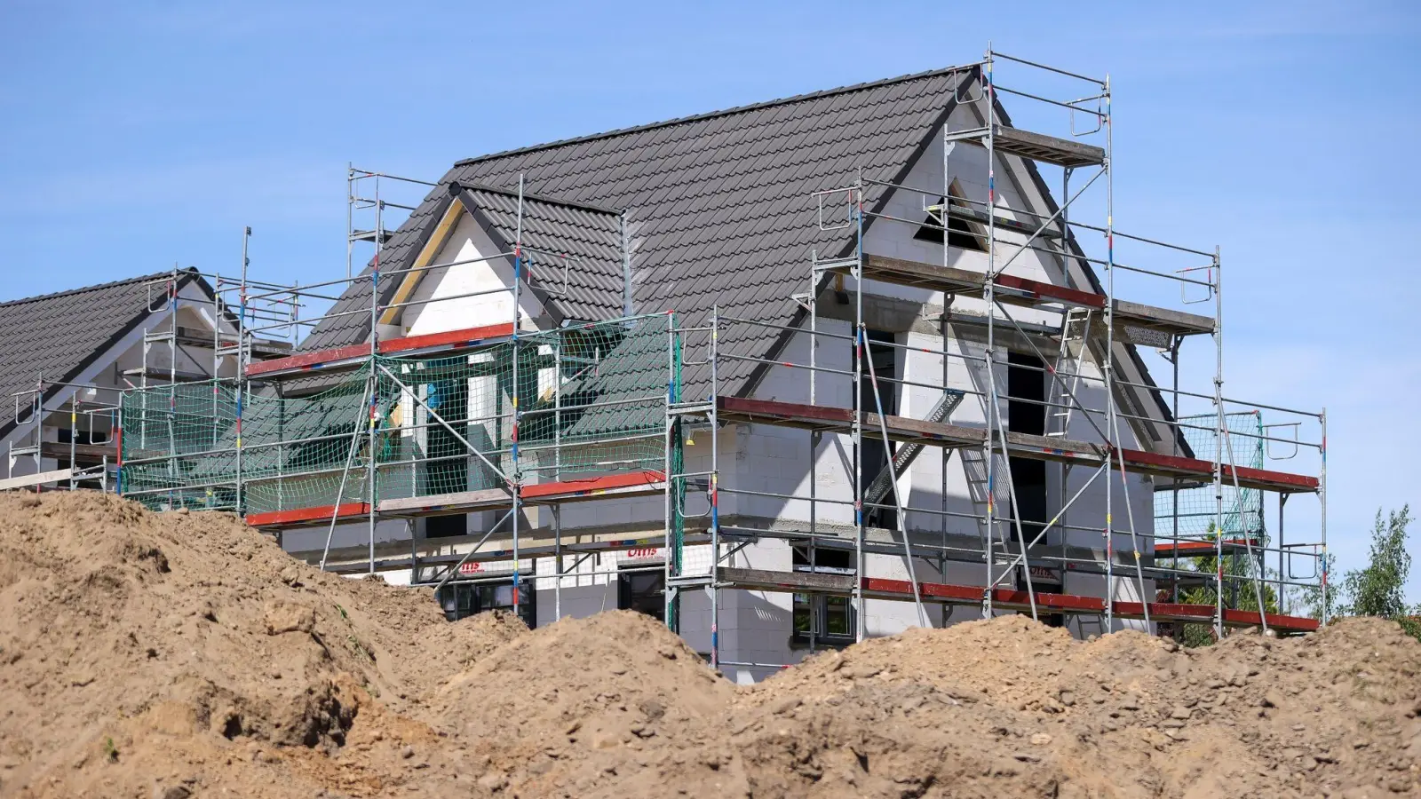 Der Bundesgerichtshof hält Reservierungsgebühren beim Immobilienkauf nicht grundsätzlich für unzulässig. Doch sollten Kunden das Geld zurückerhalten, wenn der Kauf platzt. (Foto: Jan Woitas/dpa)