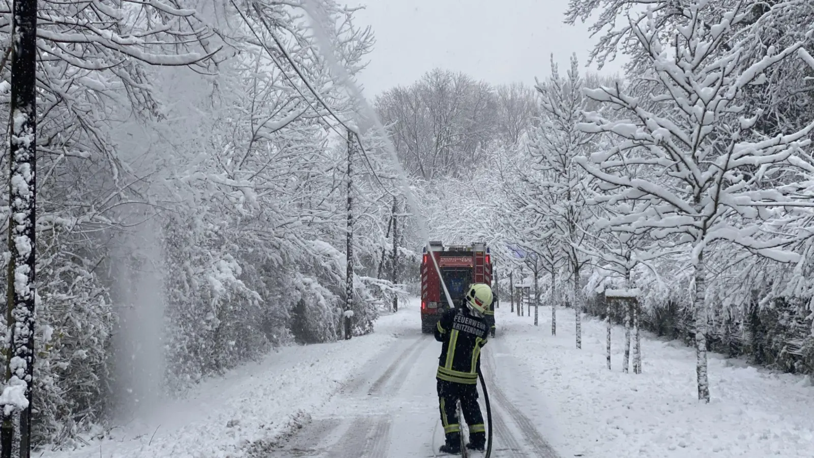 Kräfe der Feuerwehr im Einsatz in Kritzendorn, um Stromleitungen vor herabfallenden Ästen zu schützen. (Foto: Franz Resperger/NÖLFK/APA/dpa)