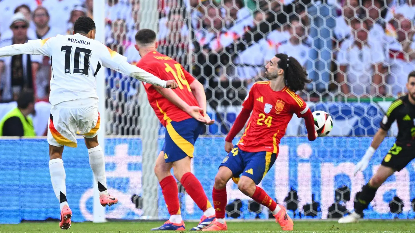 Handspiel, aber kein Elfmeter: Jamal Musiala schießt, Marc Cucurella wehrt den Ball mit der Hand ab. (Foto: Tom Weller/dpa)