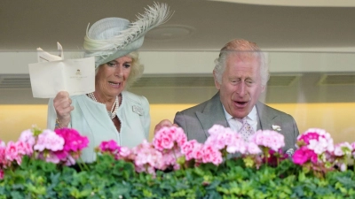 König Charles III. und Königin Camilla freuen sich über den Sieg von Desert Hero. (Foto: Jonathan Brady/PA Wire/dpa)