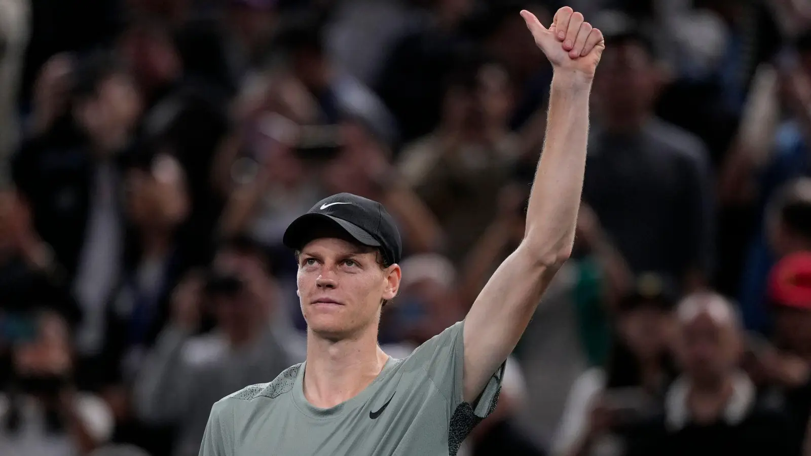 Tennisstar Jannik Sinner bejubelt den Finalsieg von Shanghai gegen Novak Djokovic (Foto: Andy Wong/AP/dpa)