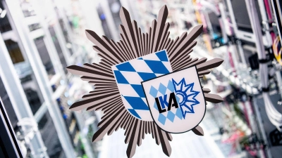 Das Logo des bayerischen Landeskriminalamts an der Tür zu einem Serverraum. (Foto: Matthias Balk/dpa/Symbolbild)