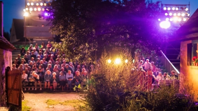 Sommerabendstimmung im Bad Windsheimer Freilandtheater, von der Musikerbühne aus gesehen. (Foto: Charlotte Hornauer)