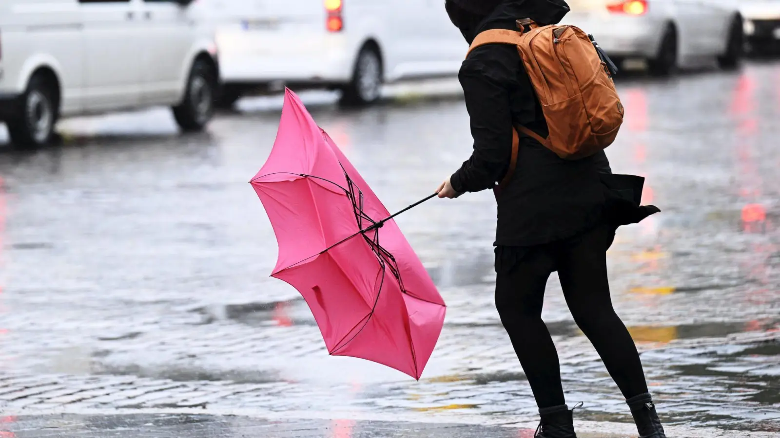 Die Menschen in Bayern müssen sich auf Regen und Wind einstellen. (Symbolbild) (Foto: Vesa Moilanen/Lehtikuva/dpa)