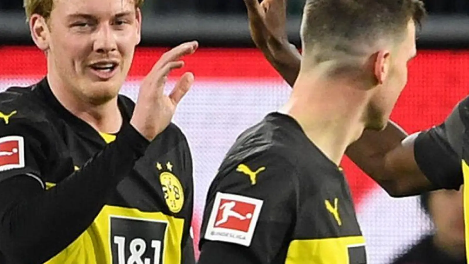 Erfolgreiche Rückkehr: Julian Brandt von Borussia Dortmund (l) gelangen beim 3:1 in Wolfsburg ein Tor und eine Vorlage. (Foto: Swen Pförtner/dpa)