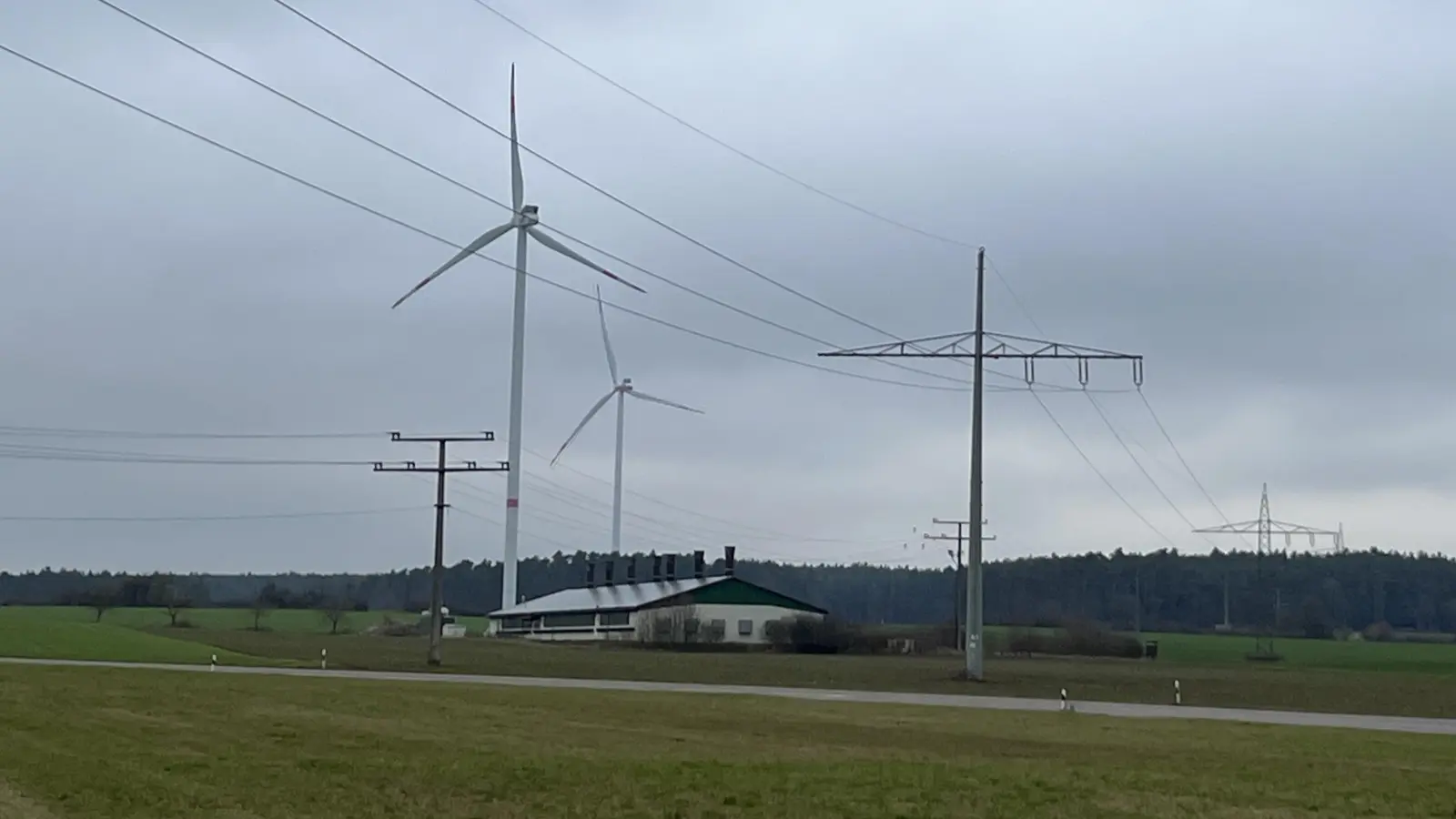 Infrastrukturausbau für die Einspeisung erneuerbarer Energien: Die N-Ergie Netz plant den Ersatzneubau der Hochspannungsleitung zwischen Dietenhofen-Neudorf und Steinsfeld-Endsee. (Foto: Yvonne Neckermann)