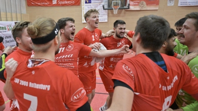 Die Freude muss raus beim TSV Rothenburg nach dem knappen Sieg über Lohr. (Foto: Martin Rügner)