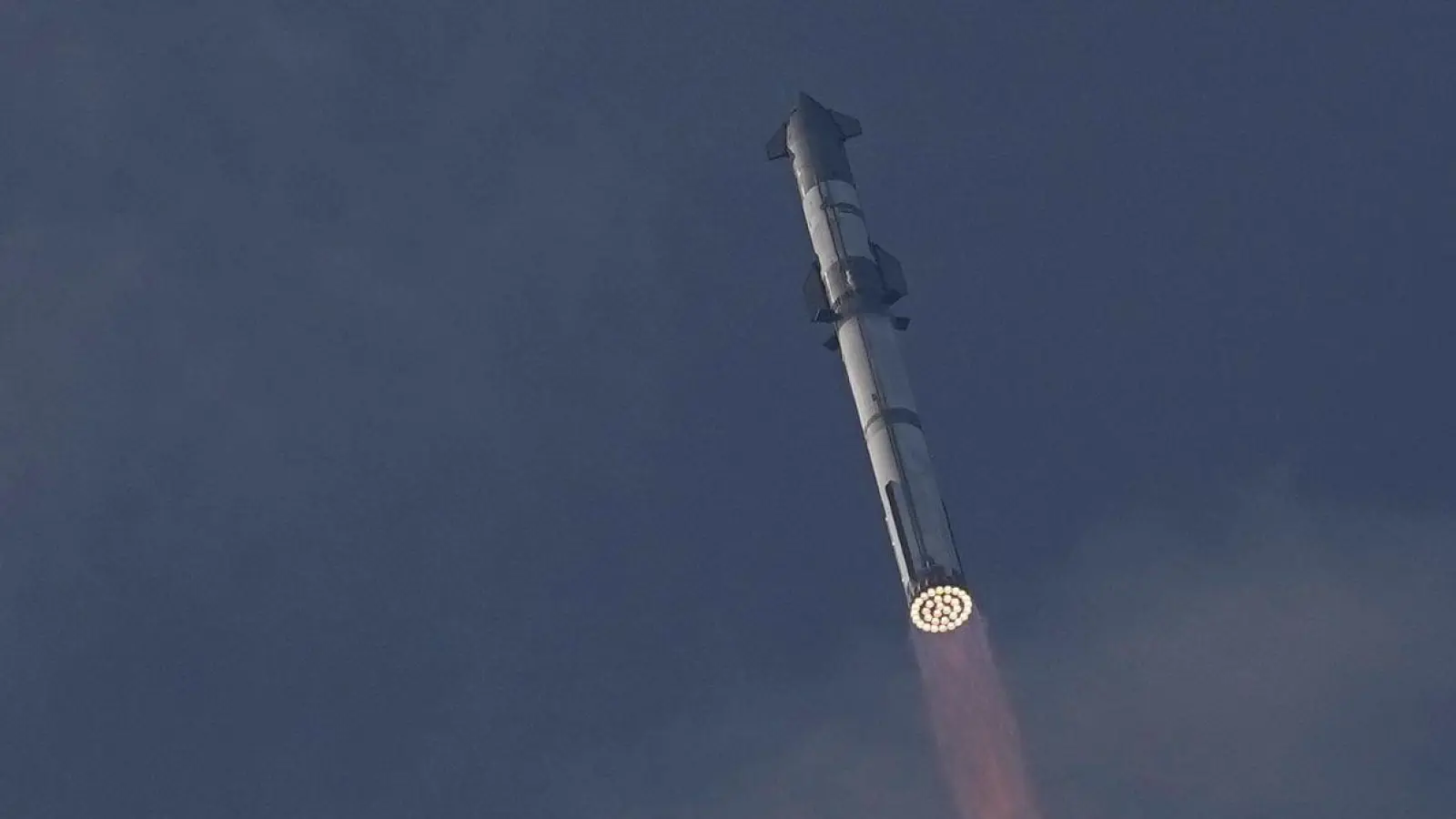 SpaceX&#39;s Mega-Rakete Starship bei ihrem dritten Testflug - ein weiterer Teststart steht bevor. (Foto: Eric Gay/AP/dpa)