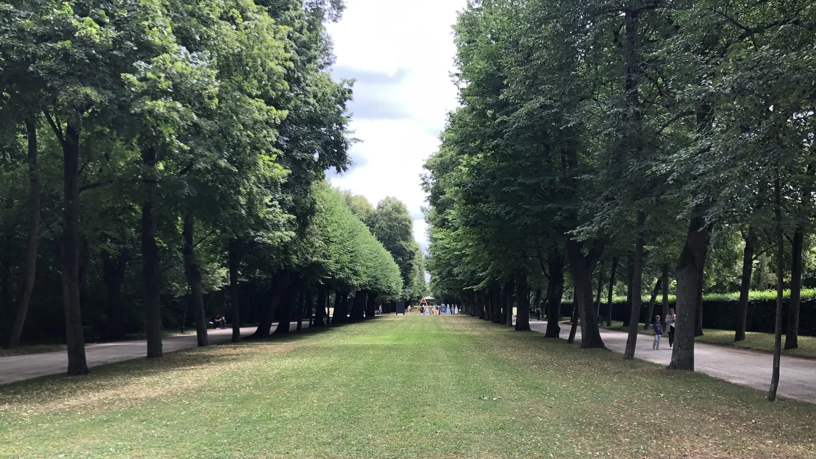 Im Hofgarten in Ansbach kam es am Freitag zu einer Körperverletzung zwischen Betrunkenen. (Foto: Florian Pöhlmann)