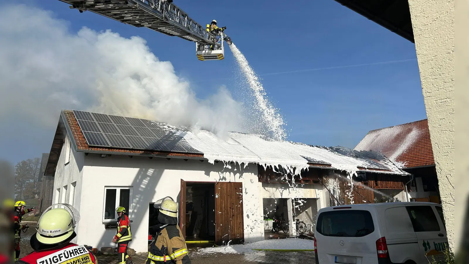 Für mehrere Stunden waren die Kräfte im Einsatz. (Foto: -/Kreisbrandinspektion Cham/dpa)