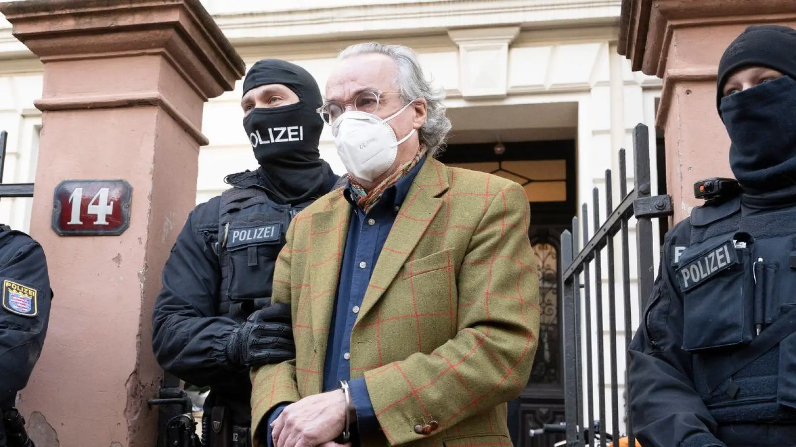 Die sogenannten Reichsbürger um Heinrich XIII. Prinz Reuß behaupten, dass das Deutsche Reich (1871-1945) weiter existiert. (Foto: Boris Roessler/dpa)