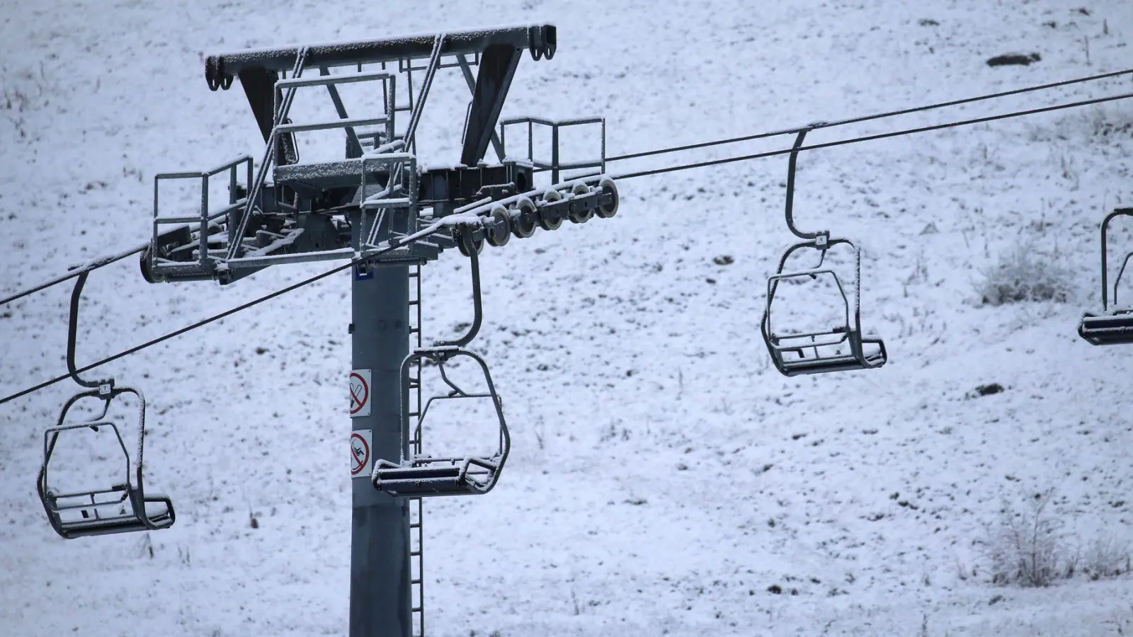 Die Behörden prüfen derzeit, ob in einem Skigebiet illegal Wasser zum Betrieb von Schneekanonen entnommen worden ist. (Archivbild) (Foto: Karl-Josef Hildenbrand/dpa)