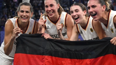 In Paris siegten sie knapp, in Baden-Baden mit großem Vorsprung: Die 3x3-Basketballerinnen Sonja Greinacher, Svenja Brunckhorst, Elisa Mevius und Marie Reichert (von links). (Foto: Sina Schuldt/dpa)