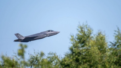 Ein Kampfflugzeug vom Typ F-35 startet von der US-Air Base Spangdahlem. Ein solcher Kampfjet verschwand im US-Bundesstaat South Carolina, nachdem sich der Pilot aufgrund einer „Panne“ mithilfe des Schleudersitzes gerettet hatte. (Foto: Harald Tittel/dpa)