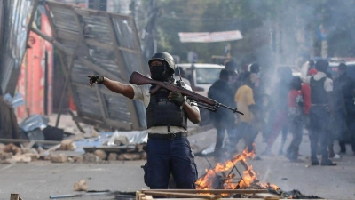 Die Polizei sichert eine Straßensperre in Port-au-Prince, die von Demonstranten errichtet wurde. (Foto: Odelyn Joseph/AP/dpa)