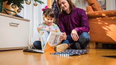 Zu viele Geschenke sind besonders für kleinere Kinder eine extreme Reizüberflutung und können sie überfordern. (Foto: Christin Klose/dpa-tmn)